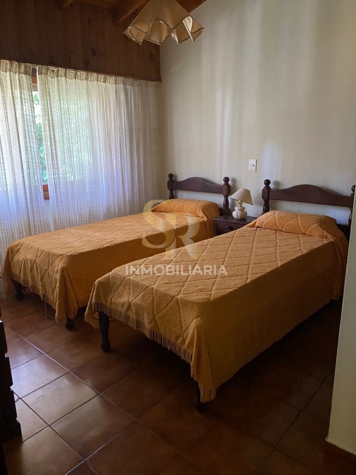 CASA EN VENTA DE 6 AMBIENTES BARRIO LASALLE