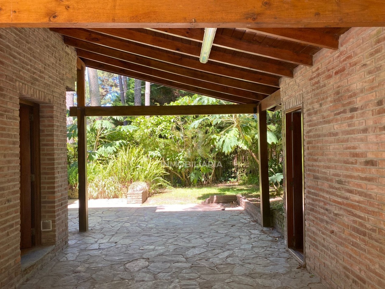 CASA EN VENTA DE 6 AMBIENTES BARRIO LASALLE