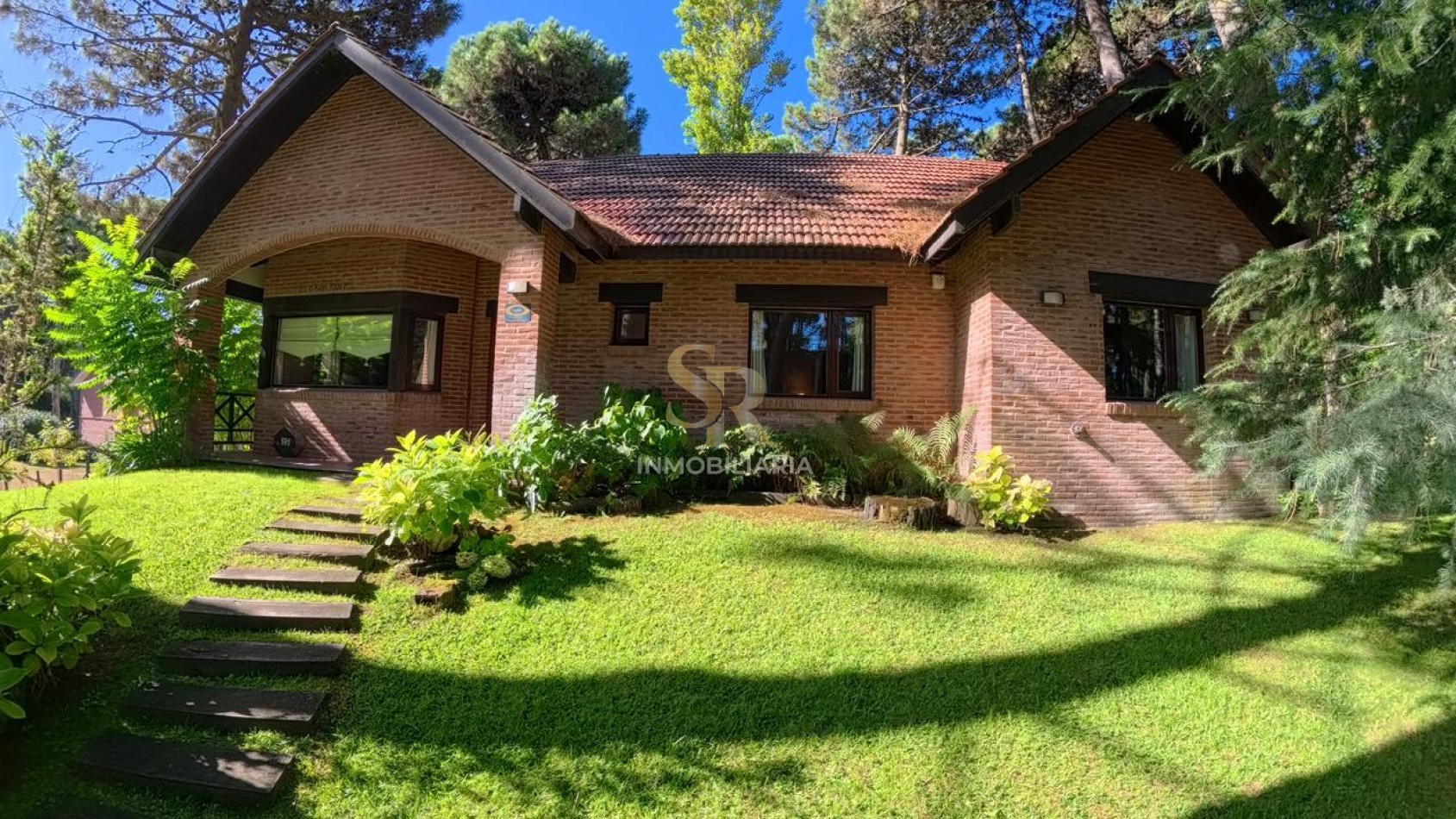 CASA EN VENTA DE 5 AMB BARRIO LASALLE PINAMAR