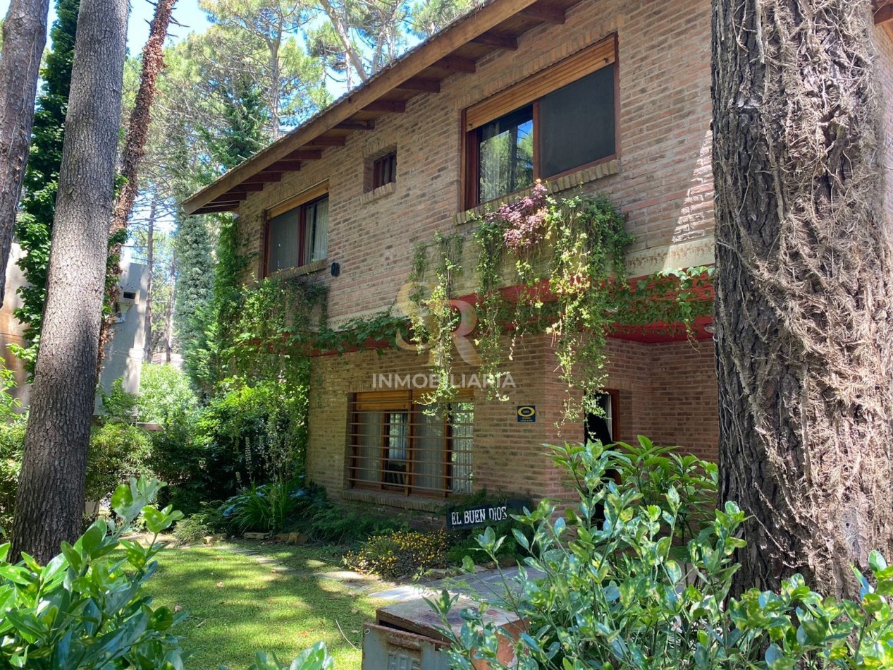 CASA EN VENTA DE 6 AMBIENTES BARRIO LASALLE